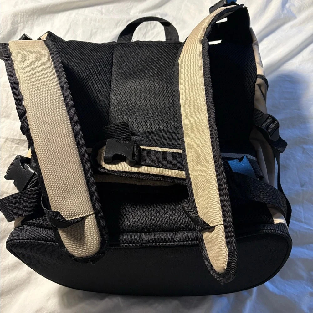 HIDREAM FRONT FACING PET CARRIER. COMES WITH STORAGE BAG. USED TWICE.